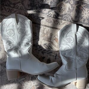 Amazon White Heeled Boots with Elegant Stitching